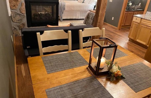 Mingo Apartment | Luxury Suite in the Woods! Fireplace, Whirlpool! New!