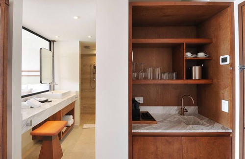 El Medano Ejidal Hotel | Luxury Suite with Private Balcony Hot Tub in Downtown Cabo