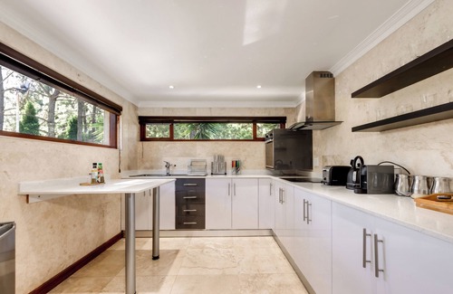 Greater Johannesburg Metropolitan Area Cabin | Luxury suite with exclusive offers and amenities in Midrand