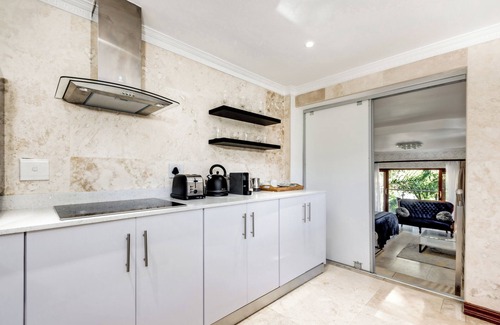 Greater Johannesburg Metropolitan Area Cabin | Luxury suite with exclusive offers and amenities in Midrand