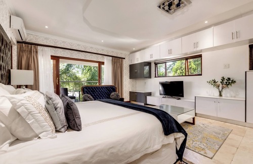 Greater Johannesburg Metropolitan Area Cabin | Luxury suite with exclusive offers and amenities in Midrand