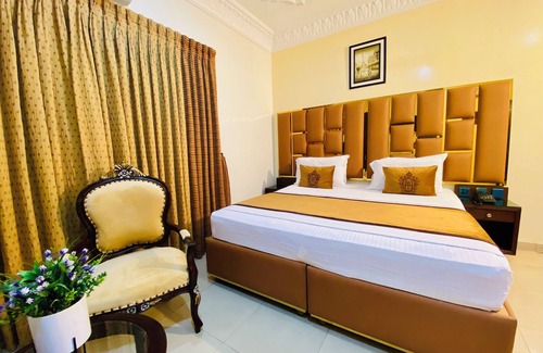 D.H.A. Hotel | Luxury Superior King Room with complete anemities.