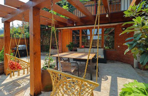 Sololaki House | Luxury Tbilisi House with Garden - by Wehost