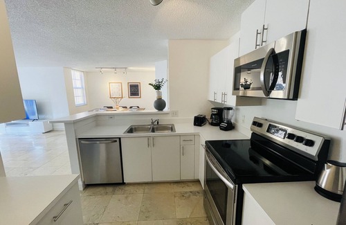 Aventura Apartment | LUXURY THE YATCH 402- FREE PARKING AND WIFI
