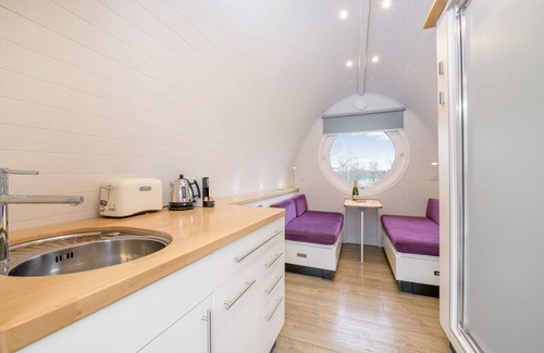 Lauder Cabin | Luxury Tiny Home sleeps 2 with private Hot Tub, private BBQ hut