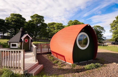 Lauder Cabin | Luxury Tiny Home sleeps 2 with private Hot Tub, private BBQ hut