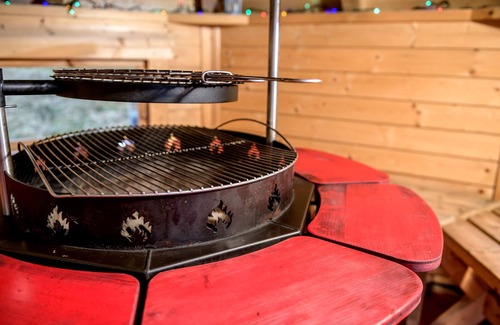 Lauder Cabin | Luxury Tiny Home sleeps 2 with private Hot Tub, private BBQ hut