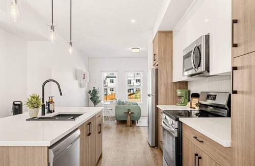 Springbank Hill House | Luxury Townhome King Bed Near WinSport & Aspen