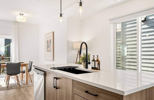 Springbank Hill House | Luxury Townhome King Bed Near WinSport & Aspen