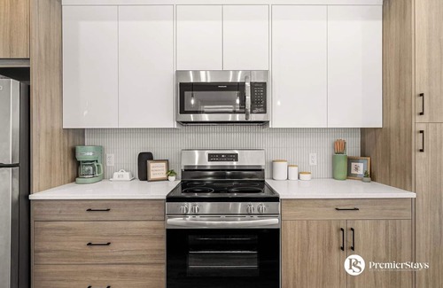 Springbank Hill House | Luxury Townhome King Bed Near WinSport & Aspen