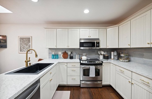 Downtown Toledo House | Luxury Townhome-Walk everywhere in Downtown Toledo! 2brs, 2.5baths. Garage!