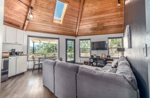 Southeast Eugene House | Luxury Treehouse Home | Eugene Views | Large Deck