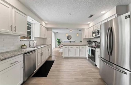 Arlington House | Luxury Vacation Home with private pool.