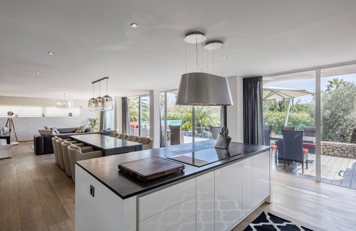 Sete Resort | LUXURY VILLA, 10 PEOPLE, FEET IN THE WATER, BEACHFRONT