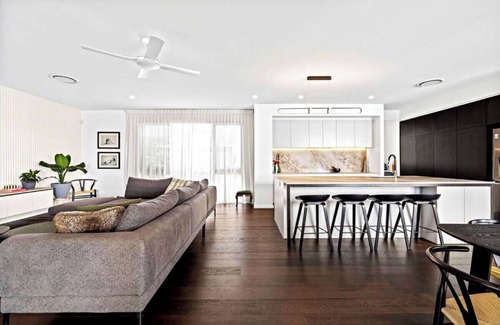 Broadbeach Waters House | Luxury Villas Allambi Broadbeach (With Car Parking)