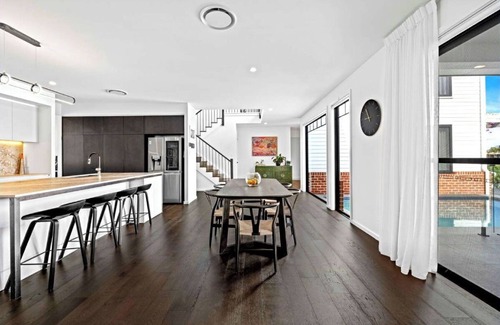 Broadbeach Waters House | Luxury Villas Allambi Broadbeach (With Car Parking)