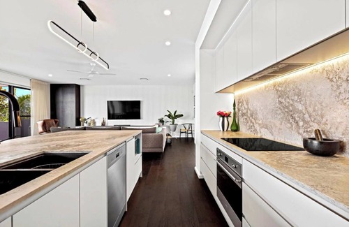 Broadbeach Waters House | Luxury Villas Allambi Broadbeach (With Car Parking)