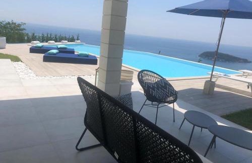 Cucco-Riviere Villa | Luxury villa Blue&Blanc piscina a sfioro isola