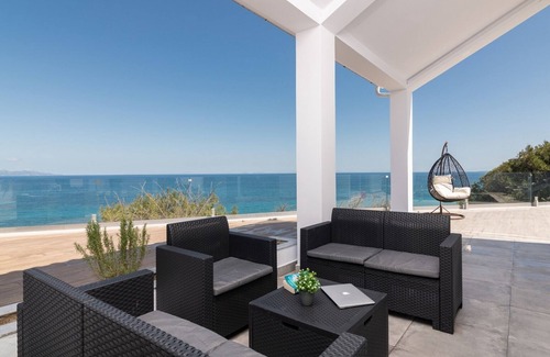 Neromilos Villa | Luxury Villa Cavo Mare Meltemi with pool & jacuzzi
