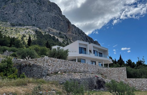 Podgora Villa | Luxury Villa in Podgora – 4 Bedrooms, Heated Pool, Sea View, AC & WiFi