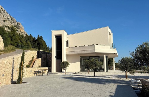 Podgora Villa | Luxury Villa in Podgora – 4 Bedrooms, Heated Pool, Sea View, AC & WiFi