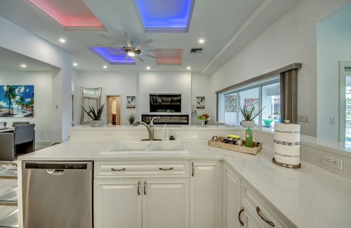 Caloosahatchee Villa | Luxury Villa "make A Break" With Pool and Waterview