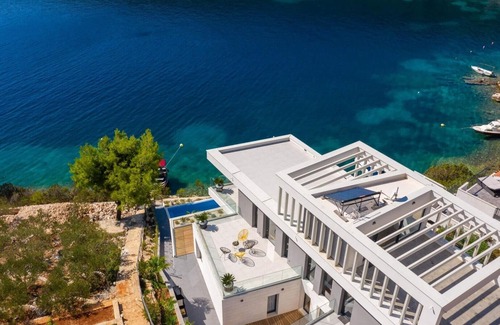 Vinisce Villa | Luxury Villa Marina Prestige with heated infinity pool, sauna and gym by the sea in Vinisce- Marina