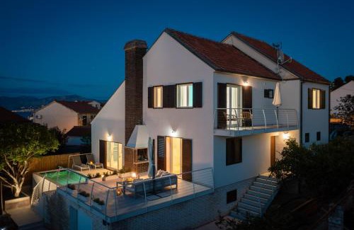 Supetar Villa | Luxury Villa Mila for 8 Persons, Free Parking, 800 m from center of Supetar