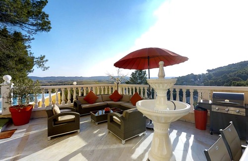 Laudun House | Luxury villa: SPA, infinity pool on the hillside
