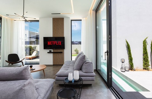 Pigi Villa | Luxury Villa, steps to amenities, BBQ, Ping-Pong!