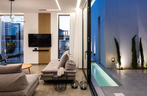 Pigi Villa | Luxury Villa, steps to amenities, BBQ, Ping-Pong!