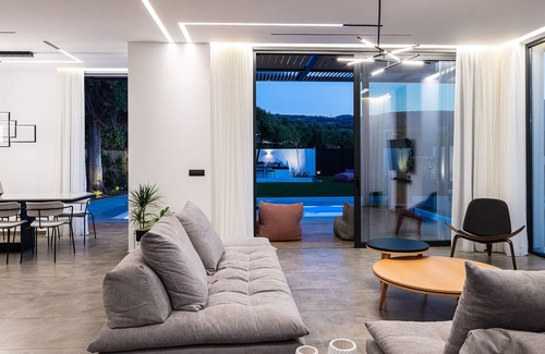 Pigi Villa | Luxury Villa, steps to amenities, BBQ, Ping-Pong!