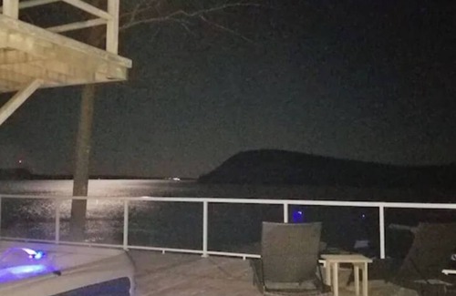 Dufferin Apartment | Luxury w/FIRE PIT, HOT TUB, KAYAKS by the water! PEACEFUL, PRIVATE & THE VIEW!