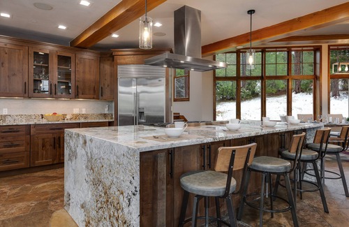 Four O'Clock House | Luxury w/Mountain Views + Hot Tub + Ski-in/Ski-out - Majestic Mountain Lodge