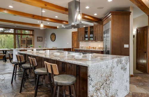 Four O'Clock House | Luxury w/Mountain Views + Hot Tub + Ski-in/Ski-out - Majestic Mountain Lodge