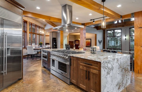 Four O'Clock House | Luxury w/Mountain Views + Hot Tub + Ski-in/Ski-out - Majestic Mountain Lodge