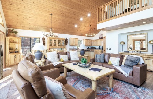 Pinetop-Lakeside Cabin | Luxury Waterfront Cabin at Rainbow Lake w/Private Dock, Hot Tub, AC & Game Room