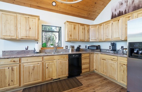 Pinetop-Lakeside Cabin | Luxury Waterfront Cabin at Rainbow Lake w/Private Dock, Hot Tub, AC & Game Room