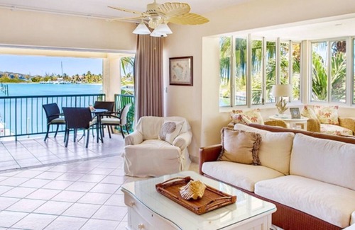 Middle Caicos House | LUXURY WATERFRONT TOWNHOUSE 5 MIN WALK FROM BEACH