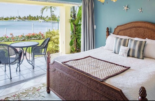 Middle Caicos House | LUXURY WATERFRONT TOWNHOUSE 5 MIN WALK FROM BEACH