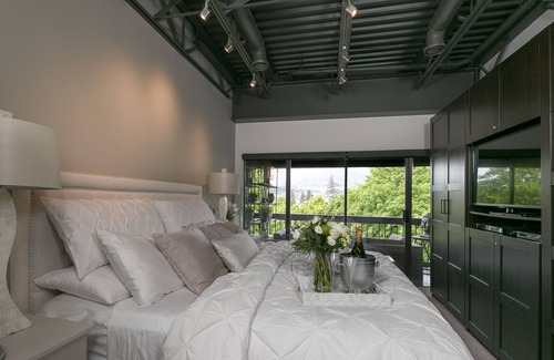 Kelowna Central Business District Hotel | Luxury Waterfront - Downtown - Gorgeous Interior! Long term…minimum 90 days