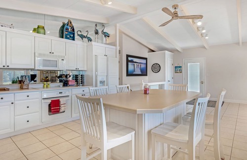Osage Beach House | LUXURY WATERFRONT HOME In Heart of LOTO, flat lot. No wake cove MM 21.