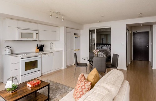 Toronto Entertainment District Hotel | Luxury Waterfront Suite