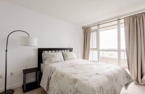 Toronto Entertainment District Hotel | Luxury Waterfront Suite