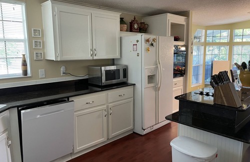 Weeki Wachee Gardens House | LUXURY WATERFRONT, KING SUITE & QUEEN SUITE, 3 full bathrooms, kayaks, Weeki