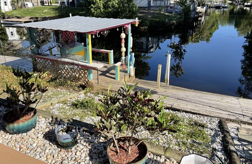 Weeki Wachee Gardens House | LUXURY WATERFRONT, KING SUITE & QUEEN SUITE, 3 full bathrooms, kayaks, Weeki