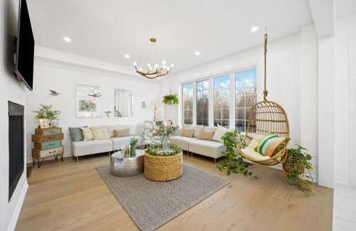 Whitby Villa | Luxury Whitby 4BR, Near Restaurants - Family, Pool Table, Parking!