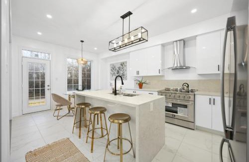 Whitby Villa | Luxury Whitby 4BR, Near Restaurants - Family, Pool Table, Parking!