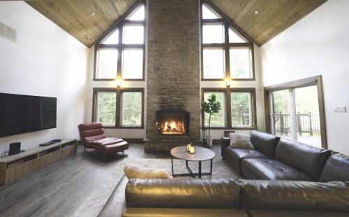St-Adolphe-d'Howard Ski Chalet | Luxury with hot tub 300mbps Wifi Games & more !