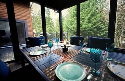 St-Adolphe-d'Howard Ski Chalet | Luxury with hot tub 300mbps Wifi Games & more !